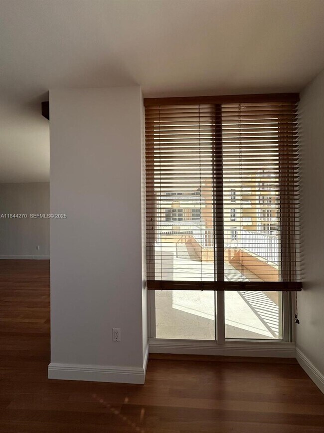 Building Photo - 785 Crandon Blvd