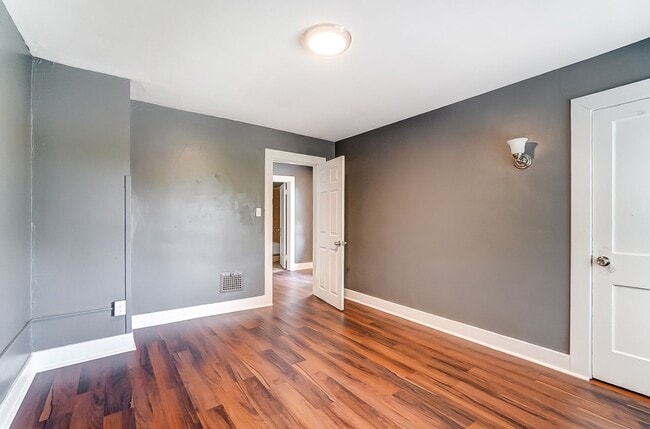 Building Photo - Spacious Three Bedroom in Dayton!