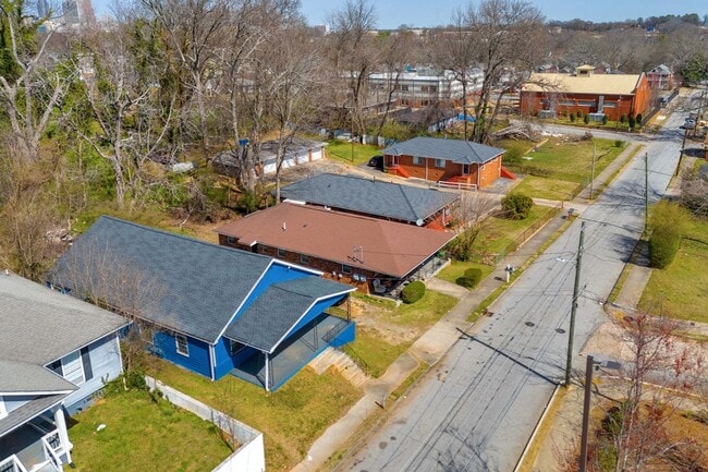 Building Photo - Charming 2BR Duplex in Atlanta