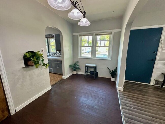 Building Photo - 3 bed, 1 bath home for rent in Waterloo