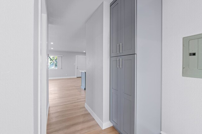 Building Photo - 1305-1321 Laurel Street