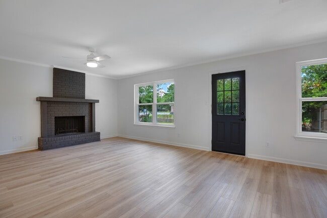 Building Photo - 301 Kingston Dr