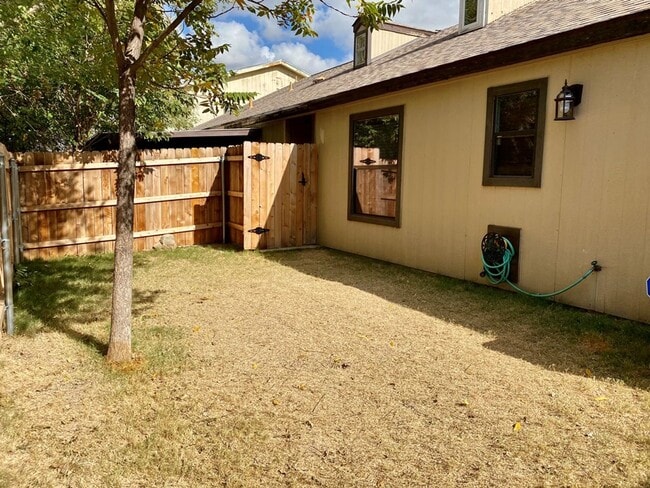 Building Photo - SPACIOUS 3 bedroom 2 bath Townhome COMING SOON!