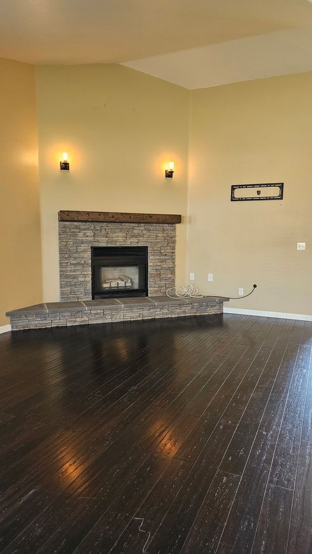 Building Photo - Non-Refundable & Security Deposit Total: $2400.00