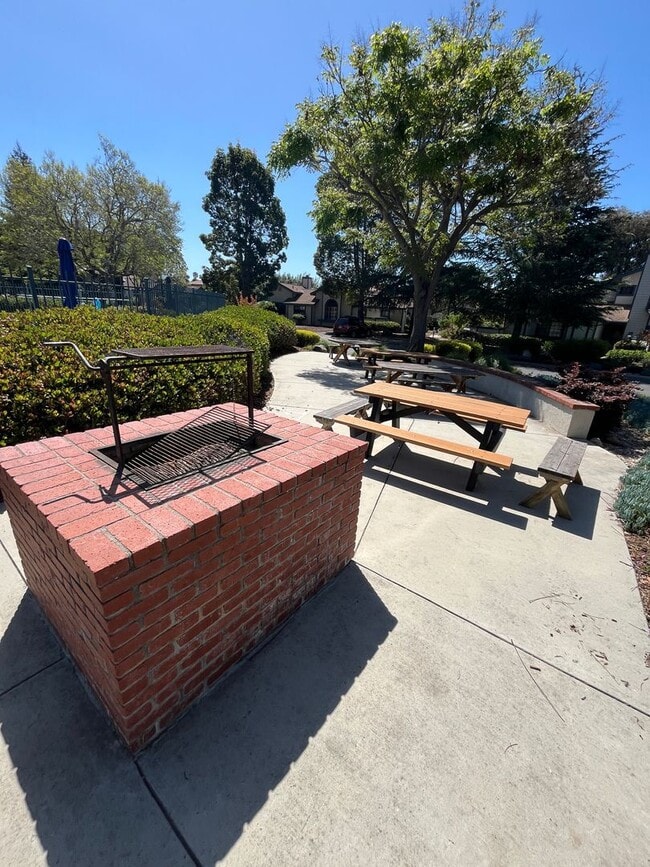 Building Photo - Charming and spacious single-level 2-bedroom, 2-bath condo