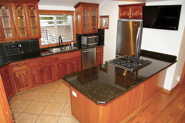 Building Photo - 268 Lake Sherwood Dr