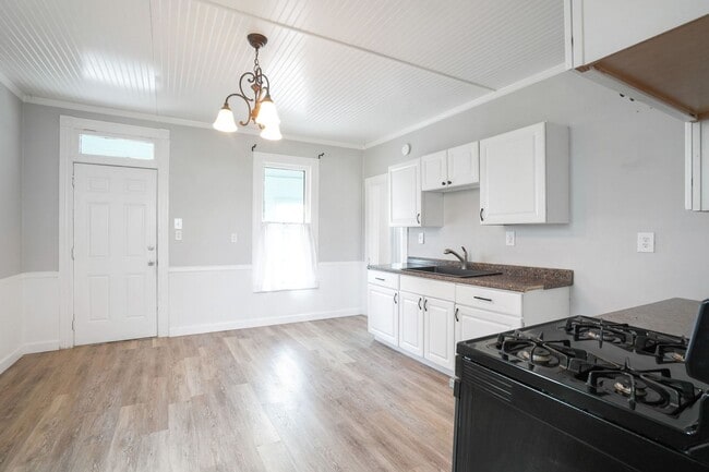 Building Photo - 4 BED/1 BATH IN NEWARK
