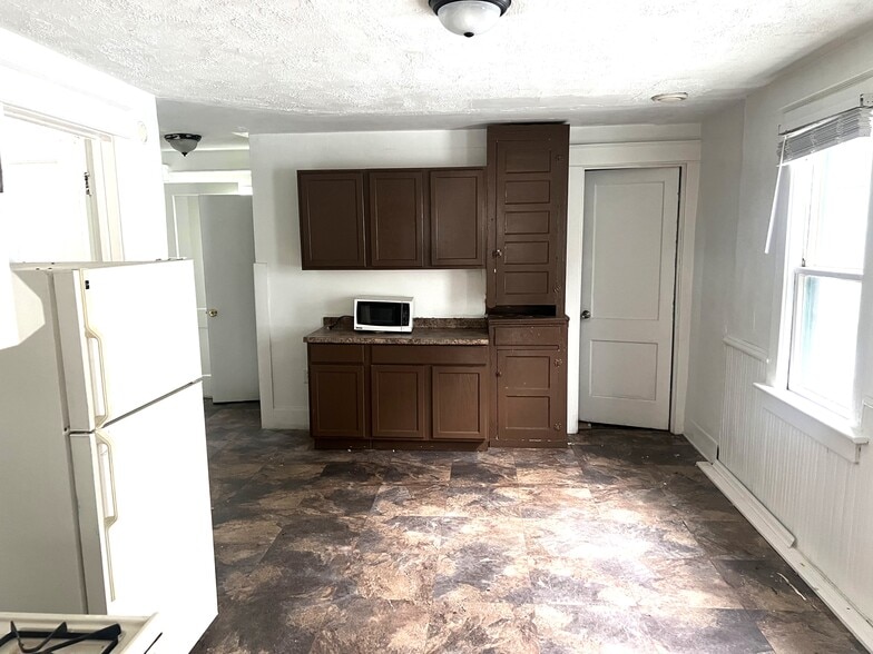 Building Photo - 516 E 22nd St