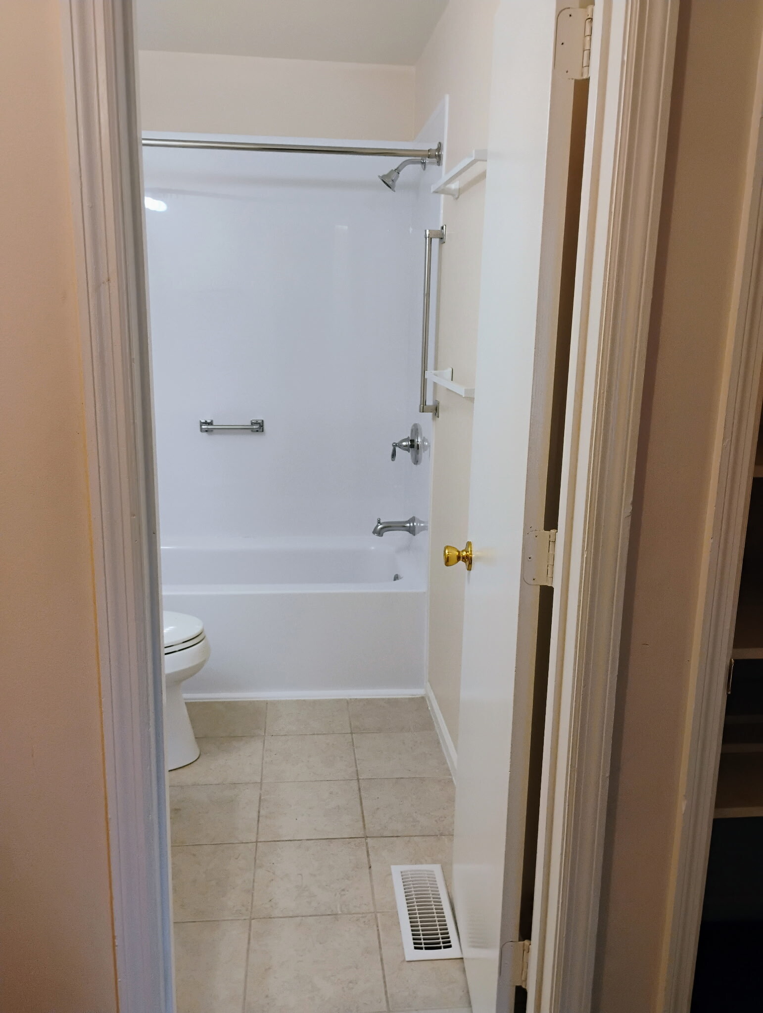 Full bathroom - 4725 Bayfield Dr