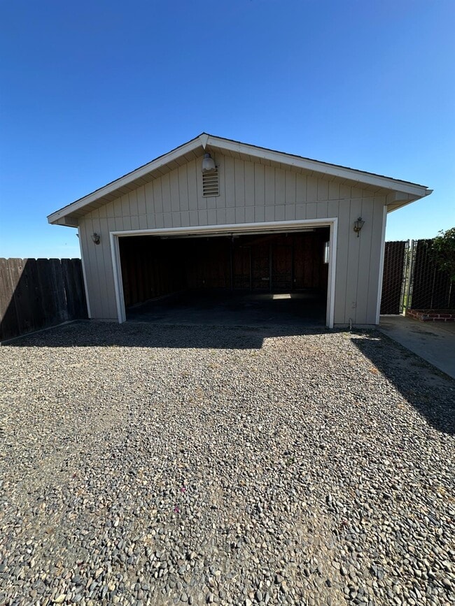 Building Photo - 3083 E Rose Ave