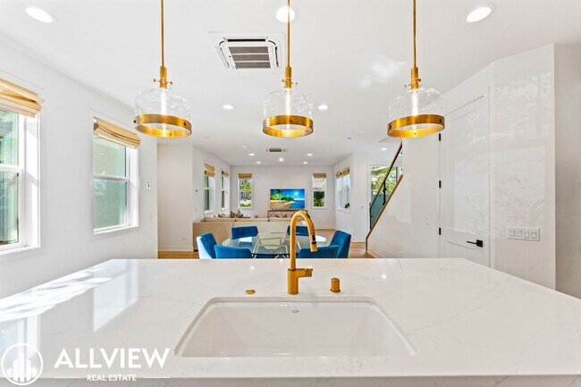 Building Photo - *Limited Move In Special! $1,000 Off First...