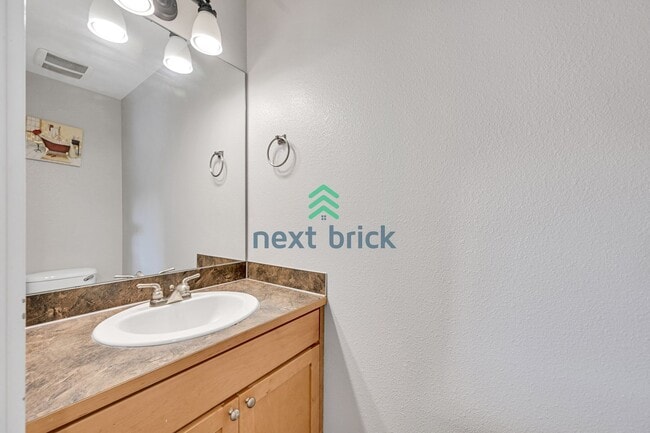 Building Photo - 3 BED & 2.5 BATH  FOR RENT