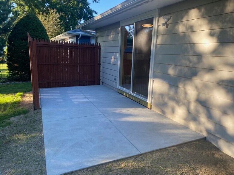 PRIVATE BACK PORCH - 2218 Midland Dr