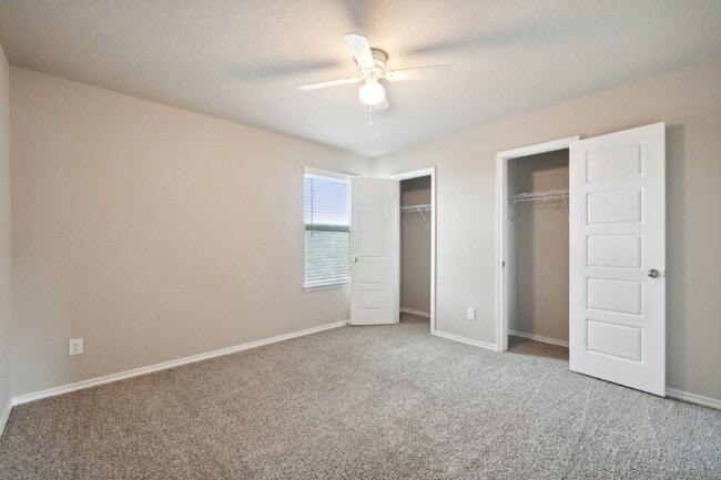 Building Photo - Price Improvement! This 4 bed, 2.5 bath ho...