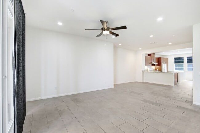 Building Photo - Tri-Level Azusa Townhome