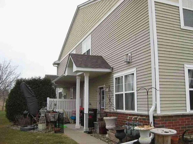 Building Photo - 1979 Sierra Dr