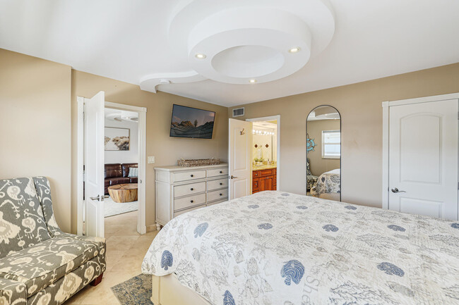 Building Photo - 1161 Hillsboro Mile