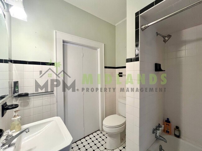 Building Photo - 2417B Clark Street