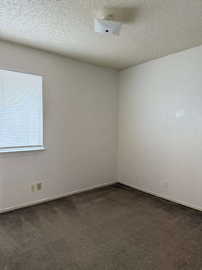 Building Photo - Affordable Three Bed/Two Bath in Leon Vall...