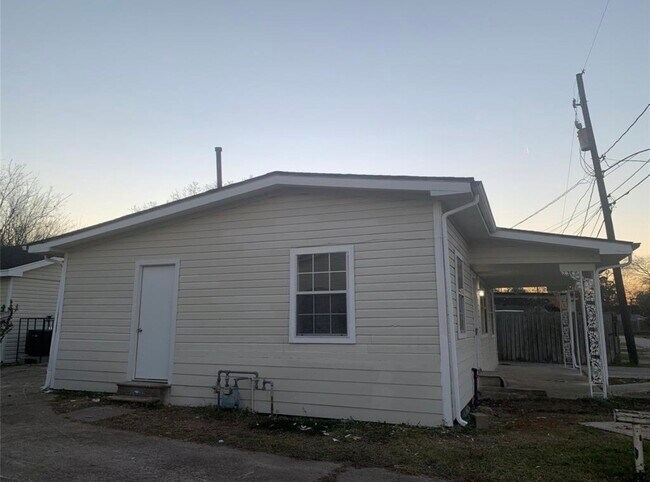 Building Photo - 324 Delaware St