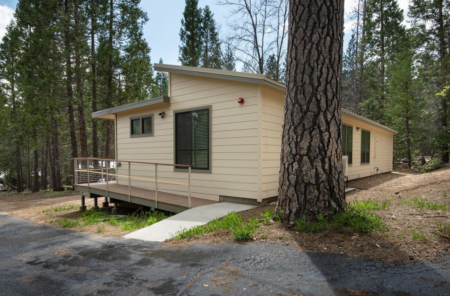 Building Photo - 2643 Mariposa Ave