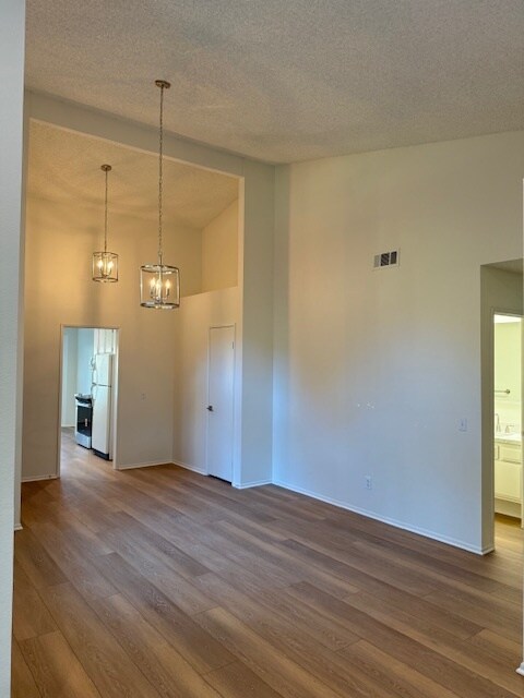 Building Photo - 641 S Iron Horse Ln