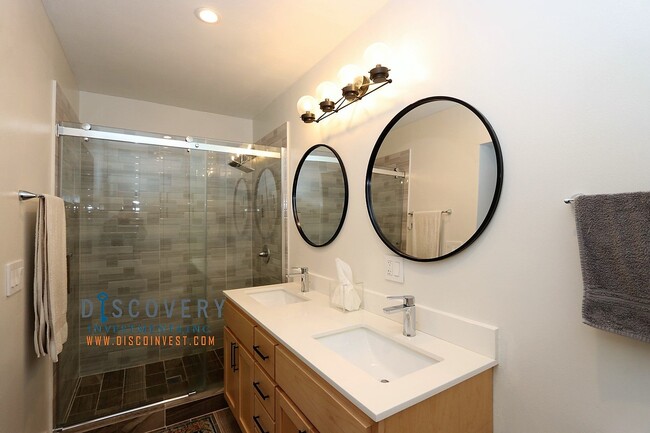Building Photo - Centrally Located Mid-Century Contemporary Home