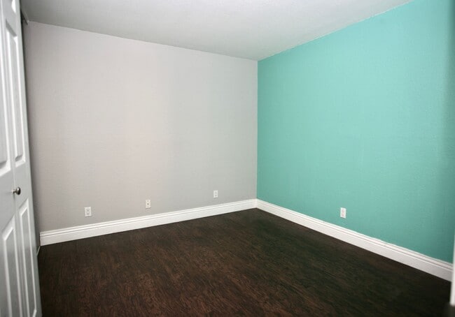 Building Photo - Available Now 2Br 1 Ba Condo with 1c garage