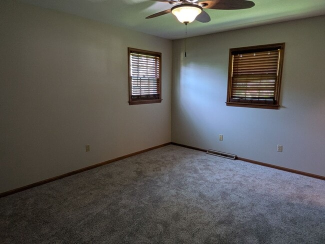 Building Photo - 2513 Lilac Dr