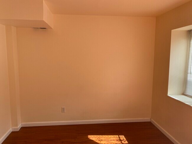 Room 1 - 372 Cambridge St