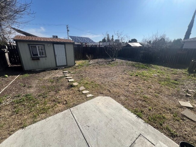 Building Photo - 1609 Poppy Way