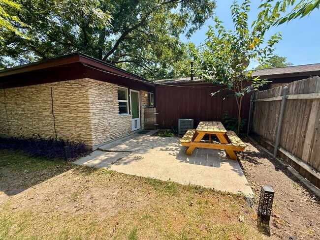 Building Photo - Updated 2-Bedroom Duplex in the Heart of C...