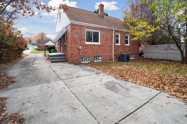 Building Photo - 25301 Marsdon Dr