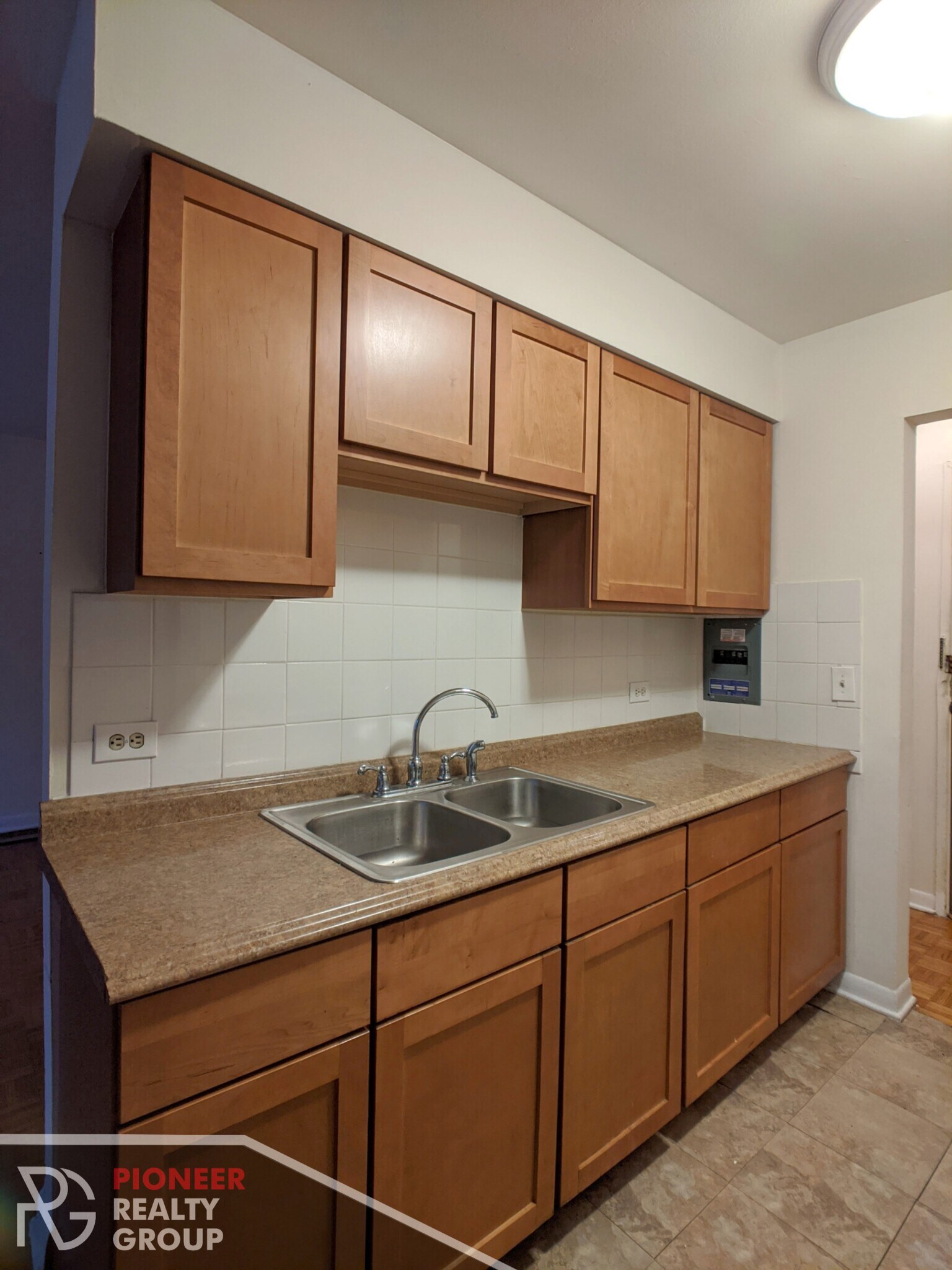 Building Photo - 510 W Briar Pl