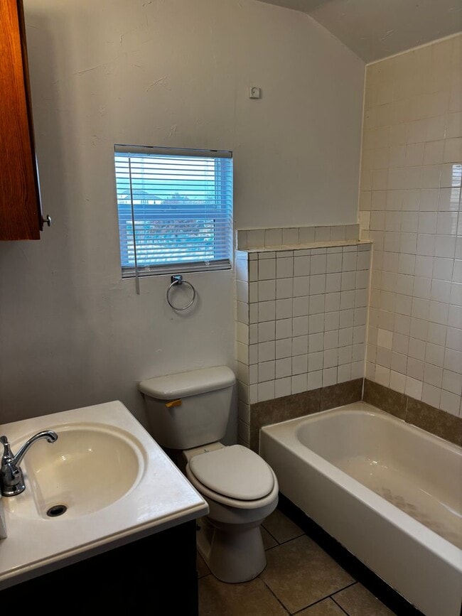 Building Photo - Adorable and spacious 2br 1ba apartment