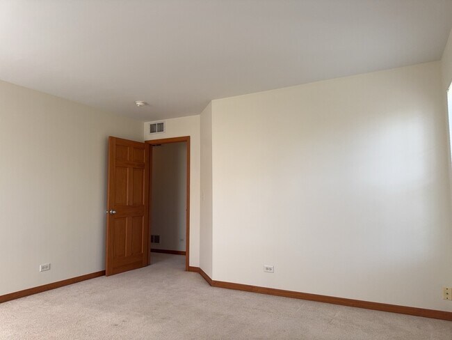 Building Photo - 2216 Evergreen Cir