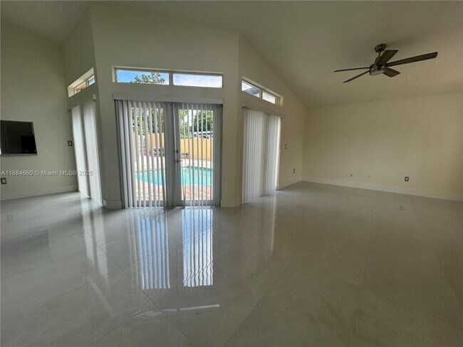 Building Photo - 3 bedroom in Miami FL 33179