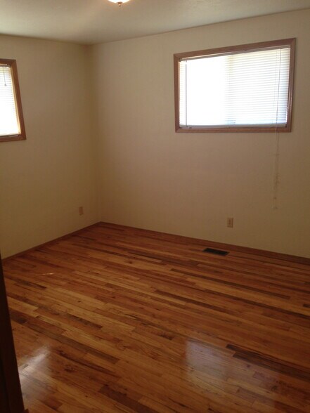 Building Photo - 820 NE Woodcrest Ave