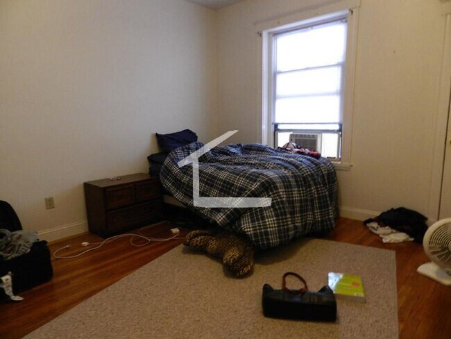 Building Photo - Charming 4 Bedrooms-No Broker Fee