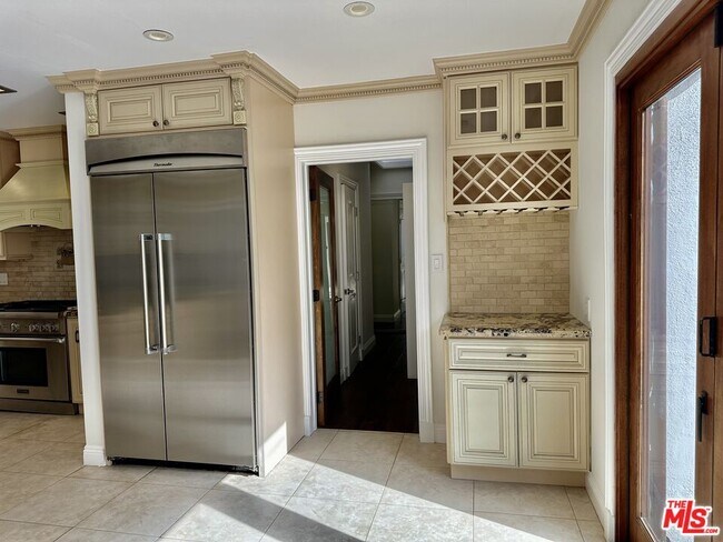 Building Photo - 128 S Swall Dr