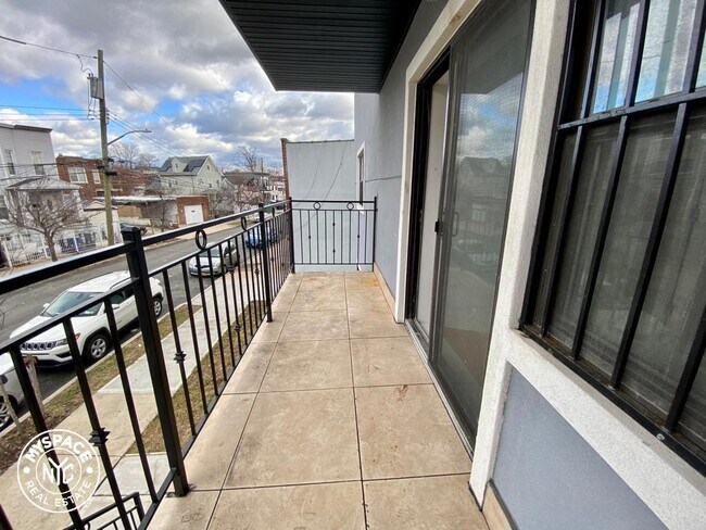 Building Photo - 938 Tilden St