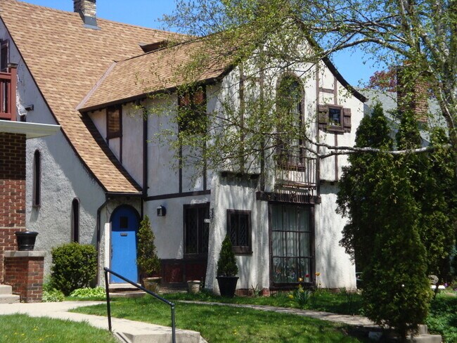 Primary Photo - 2206 E Stratford Ct