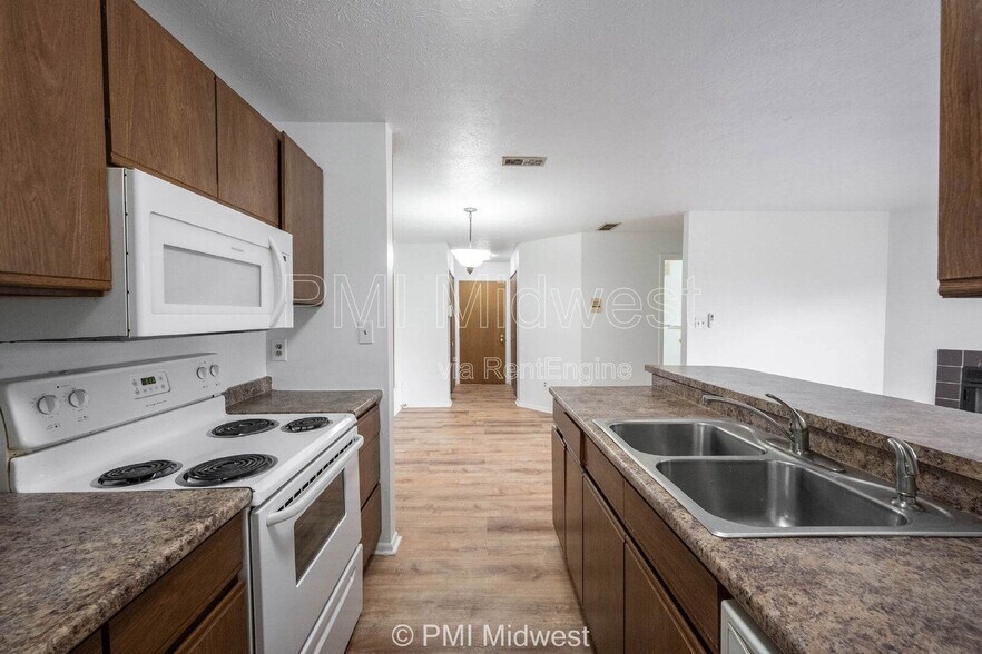 Building Photo - 4291 Village Pkwy Cir W
