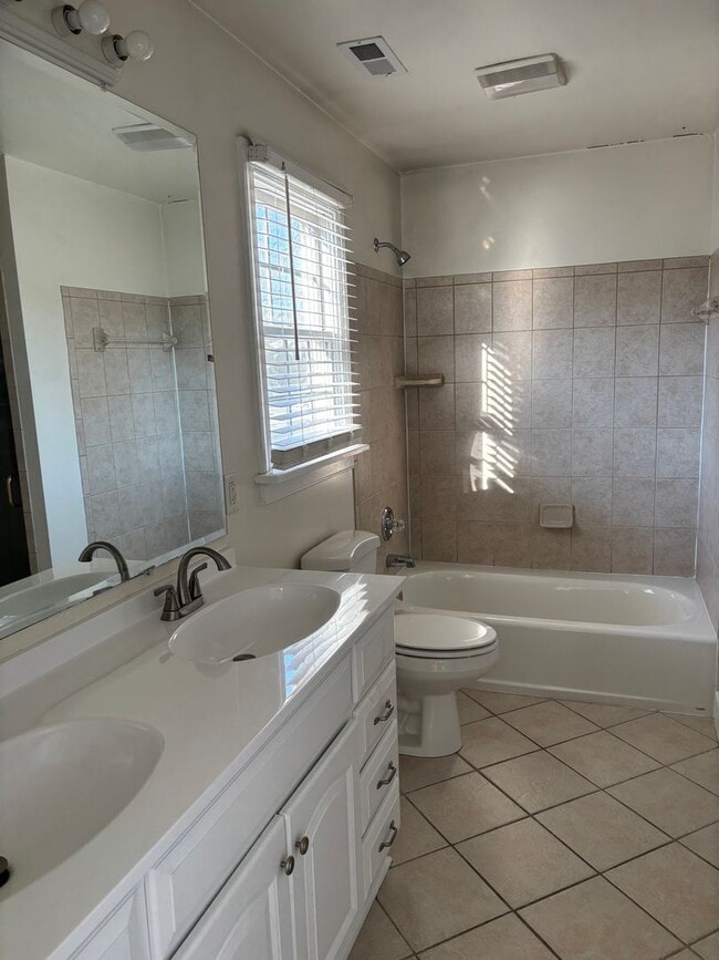 Building Photo - Perfect Home a Block from Mary Munford