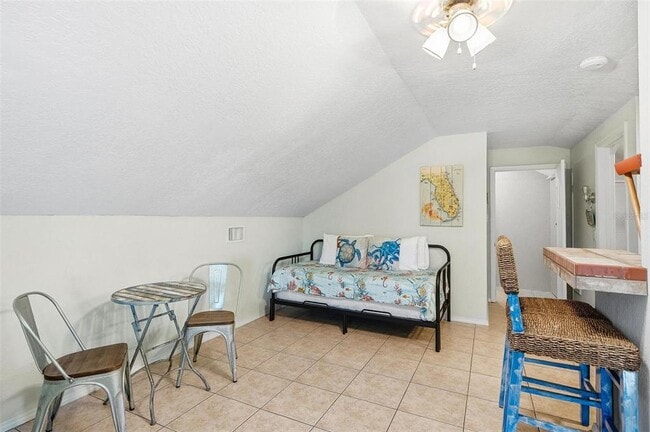 Building Photo - 305 N 6th St