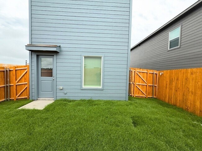Building Photo - 6220 Sandpiper Ln