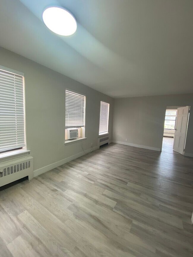 Building Photo - Updated One Bedroom One Bath Apt!