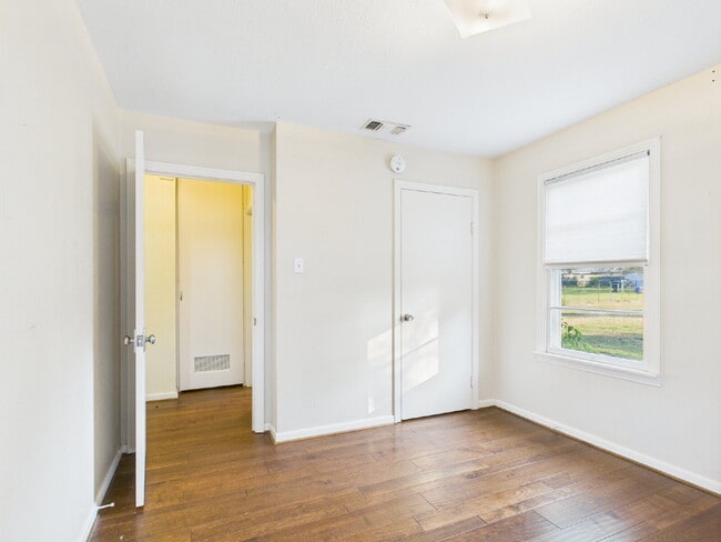 Building Photo - Adorable two-bedroom one-bath !!!!!