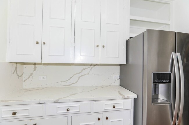 Building Photo - Kahala Avenue Beachside -  1 minute walk to beach  Recently remodeled w/fenced yard. 1 bdrm, 1 ba...