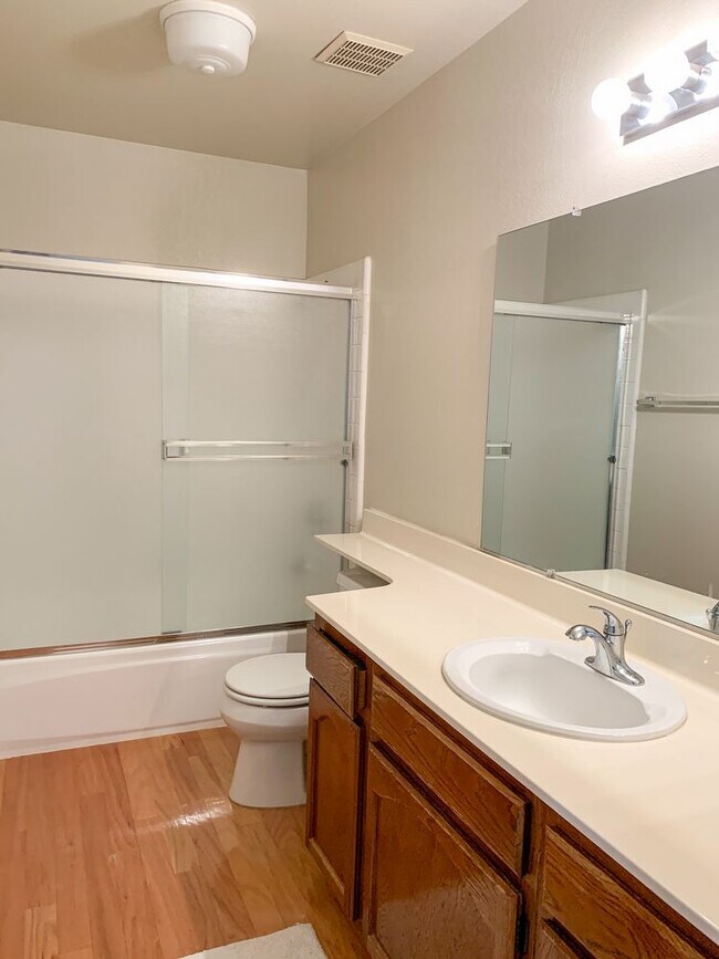 Building Photo - Lovely 2 Bedroom Hamilton Place Townhouse